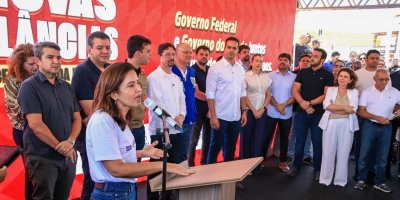 Ao lado de Lucas e de representantes do Ministério da Saúde, Pollyanna acompanha entrega de veículos da saúde e visita Centro de Hemodiálise em Pombal