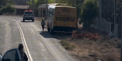 Caminhão despenca em ribanceira após colisão com ônibus escolar entre São João do Rio do Peixe e Triunfo