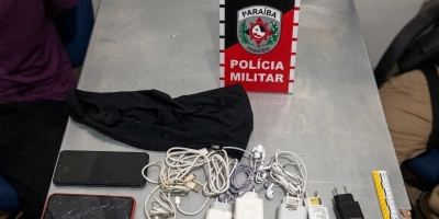PM flagra homem escondido em matagal tentando arremessar celulares e serra para presídio em Patos