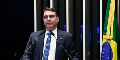 Em carta golpista, Flávio agradece Milei e Trump por apoio para fuga