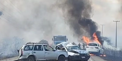 Carros pegam fogo e chamas atingem vegetação após acidente na Paraíba