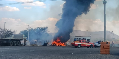Fogo avança sobre pneus de borracharia de Posto de Combustíveis em Aparecida, saída para Sousa