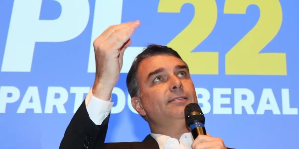 Aliados afirmam que Flávio Bolsonaro deixou o Brasil rumo aos Estados Unidos e PF apura possível saída do país