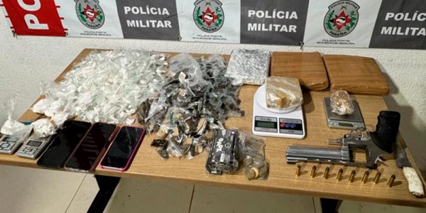 Polícia Militar apreende mais de 18 mil porções de drogas, comprimidos e armas