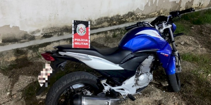 Moto roubada é recuperada pela Polícia Militar, durante abordagem, em Pombal
