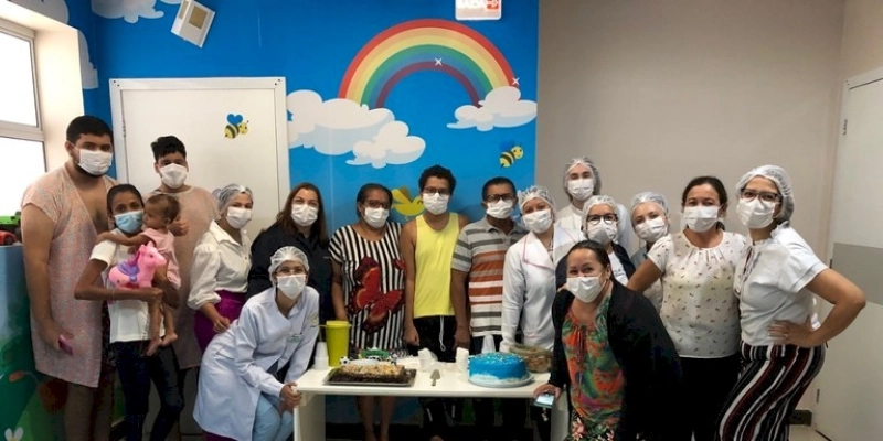 Adolescente em tratamento neurológico comemora aniversário de 13 anos em festa-surpresa no Hospital Metropolitano