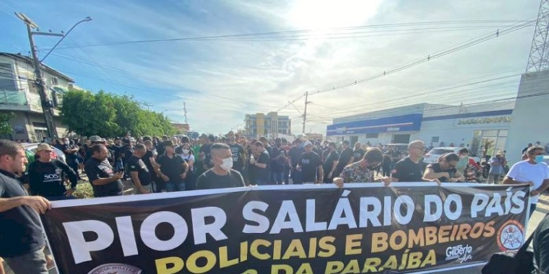 Vestidos de Luto, Policiais Militares, Civis, e Penais realizaram protesto pelas Ruas de Sousa com a presença do Deputado Cabo Gilberto