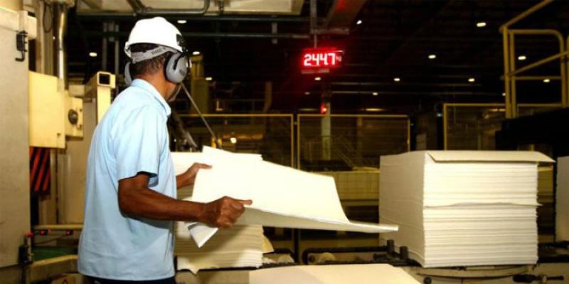 Bens intermediários causam queda de 0,3% na produção industrial