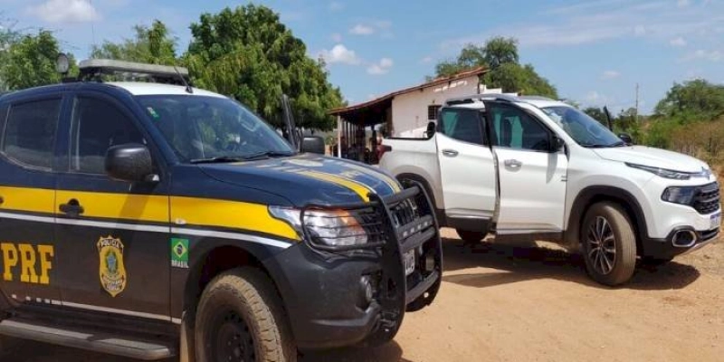 PRF recupera no Sertão da Paraíba carro roubado no Rio Grande do Norte