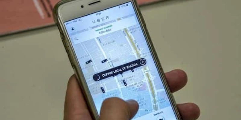 Motoristas de aplicativos, como Uber e 99, fazem greve em todo o país