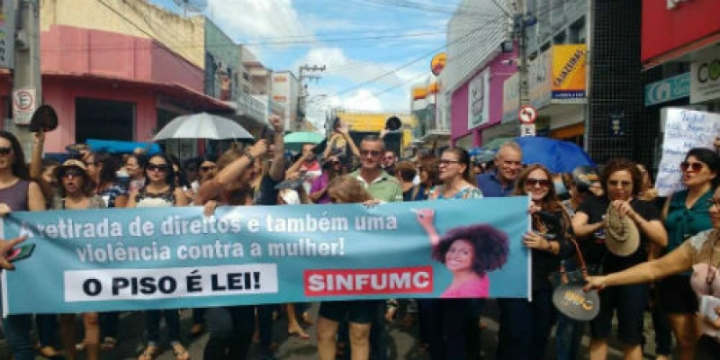 Professores vão as Ruas cobrar reajuste salarial ao prefeito de Cajazeiras; Aldemir não cumpre o piso