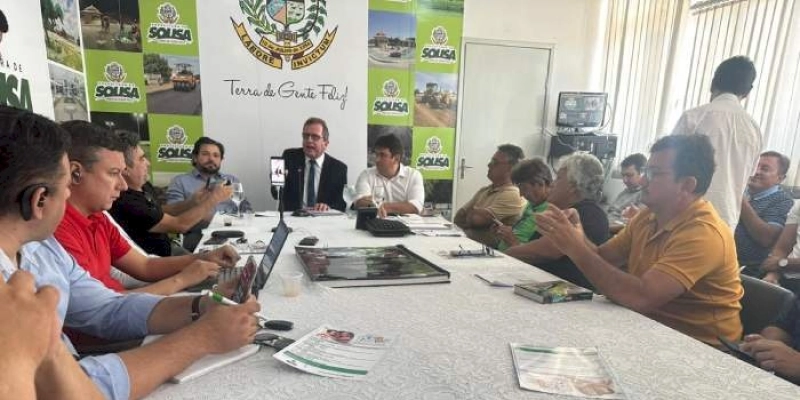 Durante coletiva de imprensa, Tyrone anuncia eventos e o pagamento dos servidores 