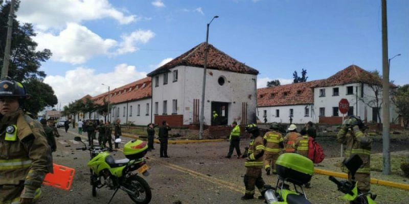 Explosão de carro em escola da polícia deixa mortos na Colômbia
