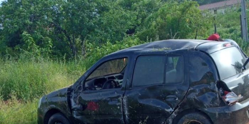 EM SÃO FRANCISCO - Carro capota na PB-359; uma pessoa ficou ferida