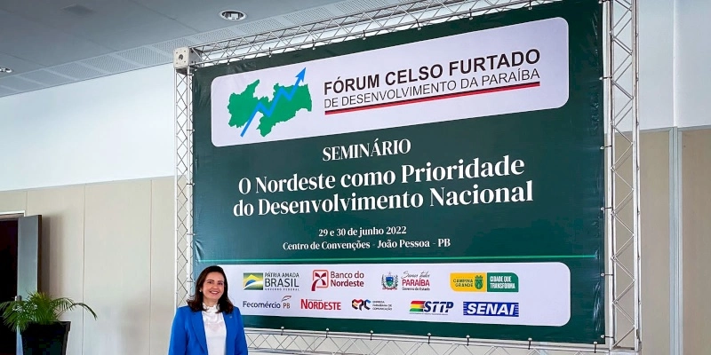 Pollyanna Dutra realiza mediação de debates no Seminário do Fórum Celso Furtado de Desenvolvimento da Paraíba 