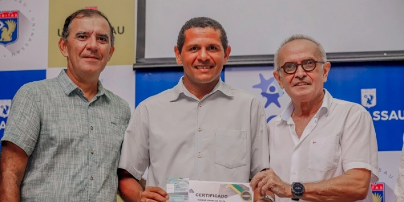 Cícero Lucena entrega certificados para 410 concluintes do curso de operador de máquinas pesadas