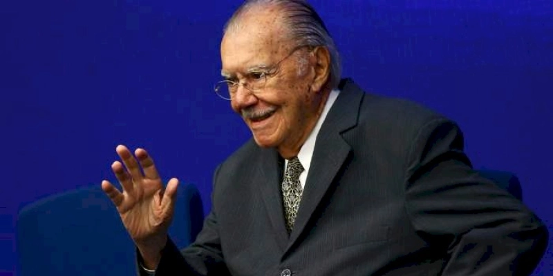 Ex-presidente José Sarney é internado após sofrer queda em casa