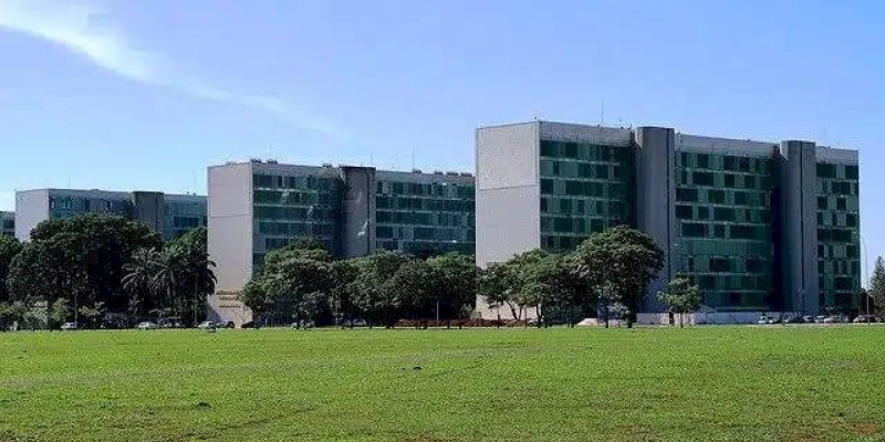 Servidores públicos federais cogitam greve por aumento em 2024; Saiba mais