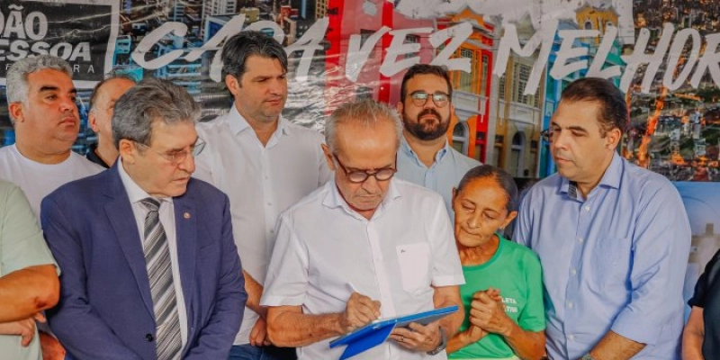 Prefeito assina termo que permite remuneração de catadores da coleta seletiva e destaca avanço na proteção ambiental
