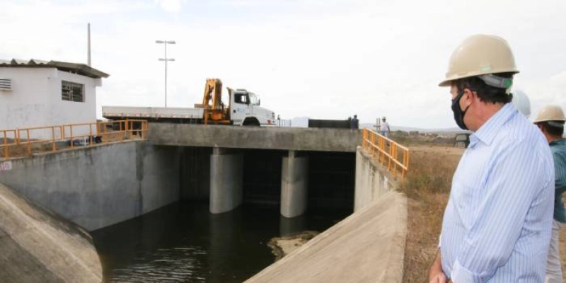 Chega água na maior obra de infraestrutura hídrica da Paraíba