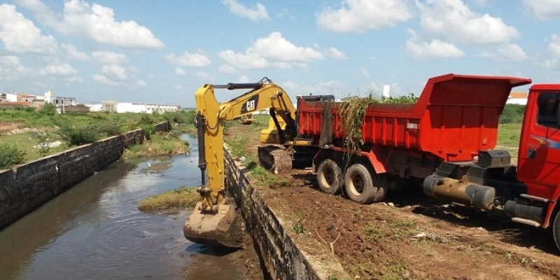 FORÇA-TAREFA: Prefeitura intensifica limpeza e desobstrução do Canal do Estreito