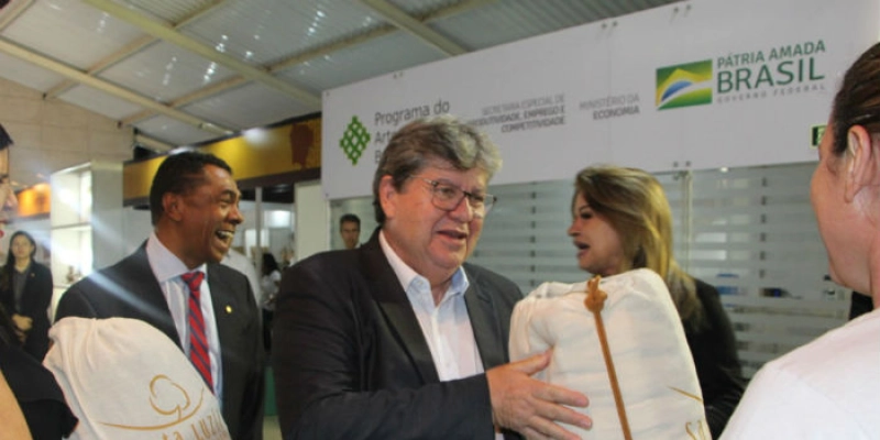 João visita estande da Paraíba em feira nacional de artesanato