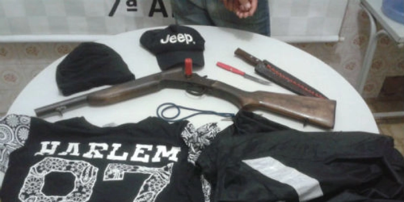 Polícia prende dupla suspeita de roubo com espingarda calibre 12 em poder de dupla encapuzada 
