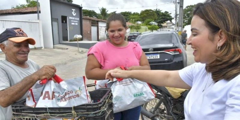 Pollyanna Dutra realiza primeira entrega do PAA leite em João Pessoa