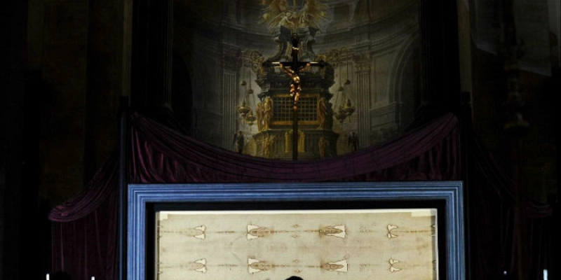 Igreja exibe Santo Sudário para milhares de peregrinos