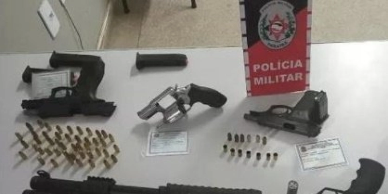 Quatro armas de fogo são apreendidas após mulher efetuar disparos no veículo do marido durante discussão 