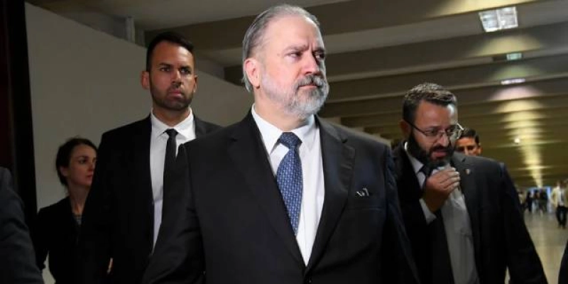 Aras manifesta-se contrário a apreensão de Celular do Presidente Bolsonaro 