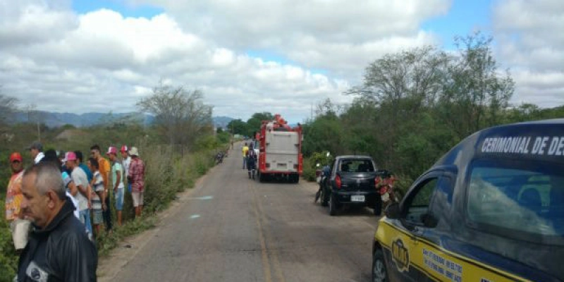 Comerciantes paraibanos morrem vítimas de grave acidente envolvendo carros na divisa com o Pernambuco