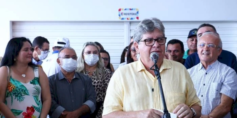 João Azevêdo inaugura escola em Emas e comunidade escolar agradece por estrutura de qualidade e entrega de chips com dados de internet