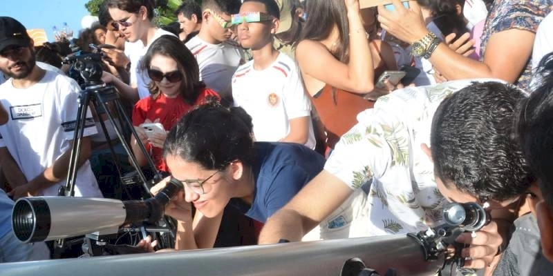 Pessoenses e turistas lotam o Hotel Globo para admirar o eclipse anular solar