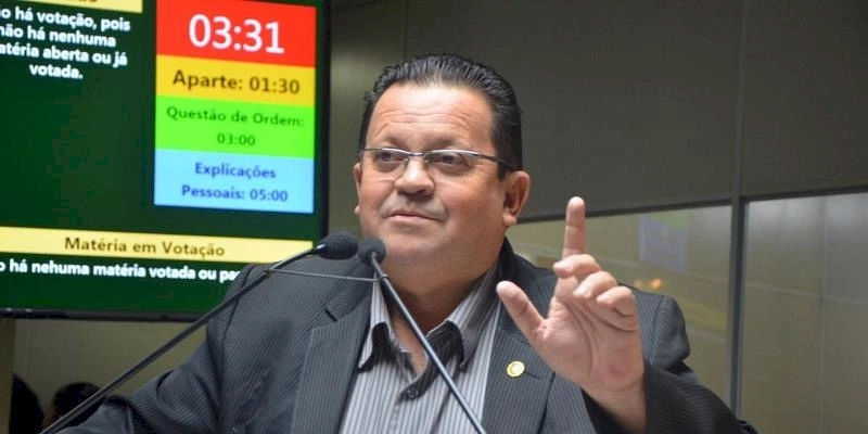 Vereador denuncia que rua foi obstruída pelo matagal no Bairro da Ramadinha e cobra providências ao Prefeito Bruno Cunha Lima 