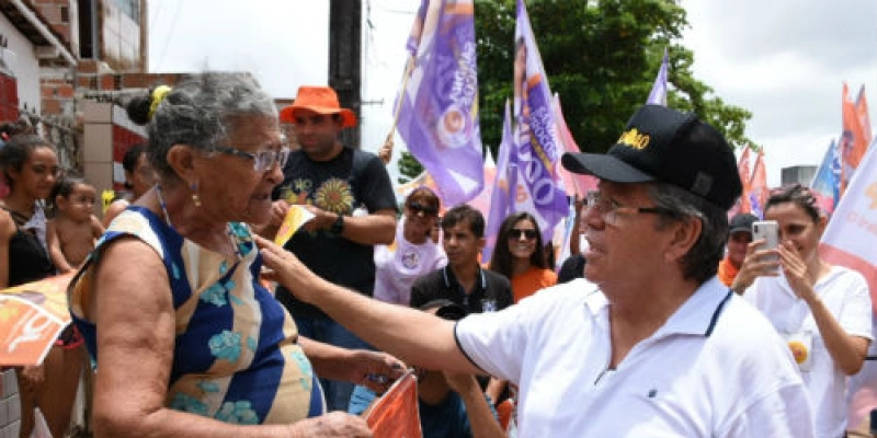 João caminha em bairros de JP e destaca importância de dar continuidade ao projeto iniciado por Ricardo