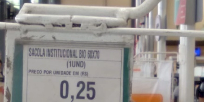 Procon-JP autua supermercados da Capital por cobrança de sacolas para embalagens de produtos