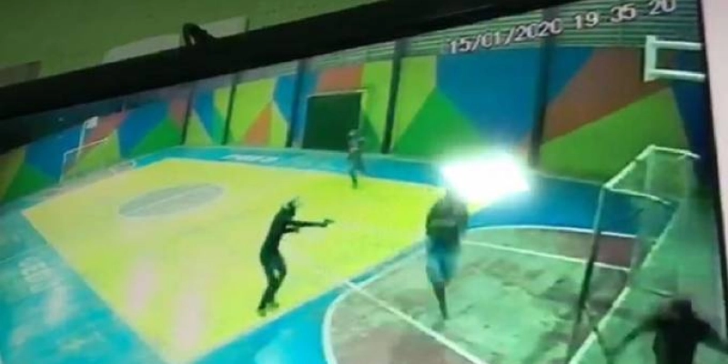 Dois atiradores invadem escola durante partida de futsal e deixam feridos; Confira