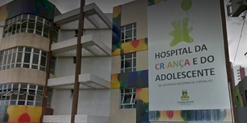 Mães com crianças de colo esperam horas para serem atendidas em Hospital Infantil de Campina Grande