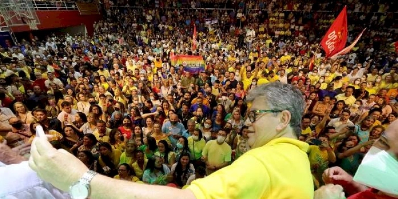 João Azevêdo reúne 12 partidos aliados e milhares de pessoas no Clube Cabo Branco