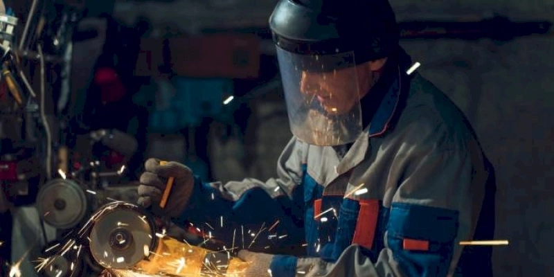 Alta na produção, no emprego e no uso do parque industrial marcam agosto na indústria