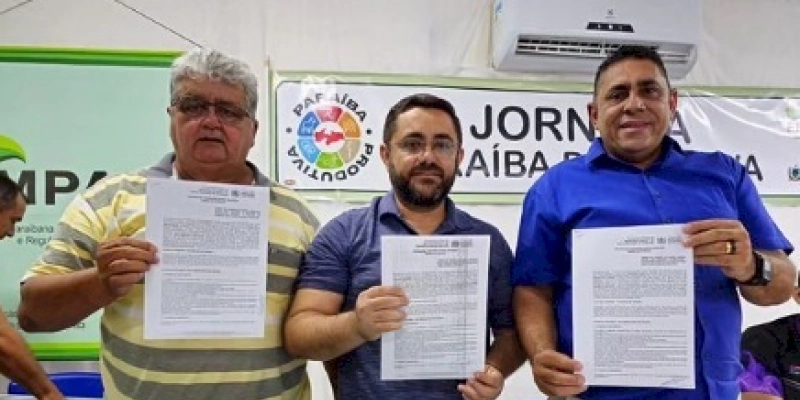 Prefeitos assinam termo de adesão ao fundo garantia safra, durante Jornada Paraíba Produtiva, em Aparecida 