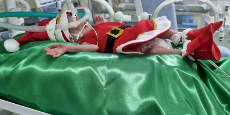 Bebês prematuros ganham roupas natalinas no Hospital Edson Ramalho