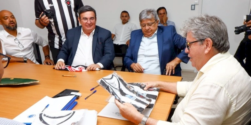 João Azevêdo e presidente da Cagepa assinam contratos de patrocínio com times de futebol da Paraíba