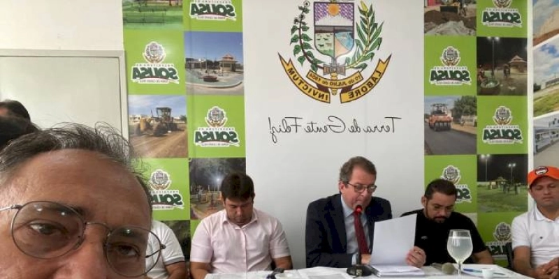 Durante coletiva de imprensa, Tyrone anuncia três novos programas sociais, e luta para construção de 900 apartamentos