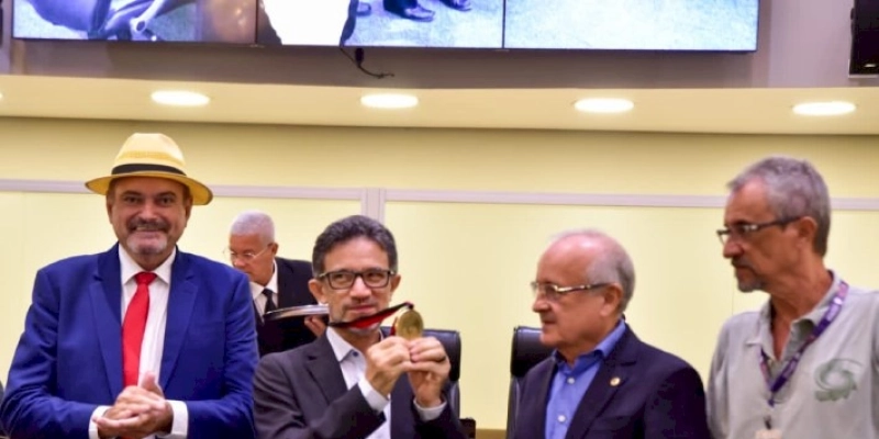 Pe. Djacy Brasileiro recebe medalha Padre Inácio de Sousa Rolim da ALPB