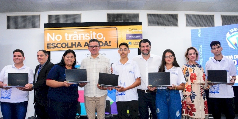 Alunos vencedores do concurso de redação da SEE e Detran-PB recebem notebooks