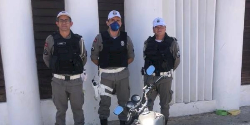 Policiais da 5ª CPTran recuperam motocicleta com restrição de roubo/furto, em Sousa