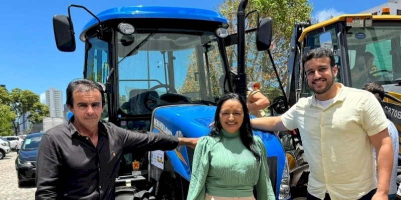 Pedro Feitosa assina termo de cooperação formalizando a entrega de dois tratores agrícolas para a zona rural de Pombal