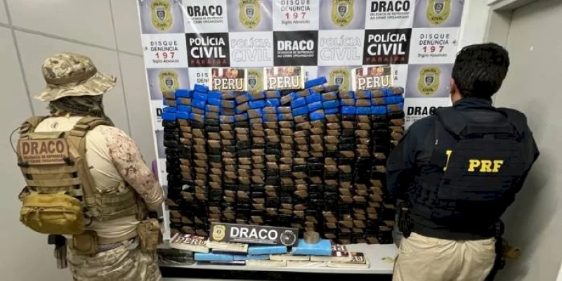 Em Cajazeiras, DRACO e PRF apreendem 400kg de maconha e cocaína do PCC; caminhoneiro é preso em flagrante